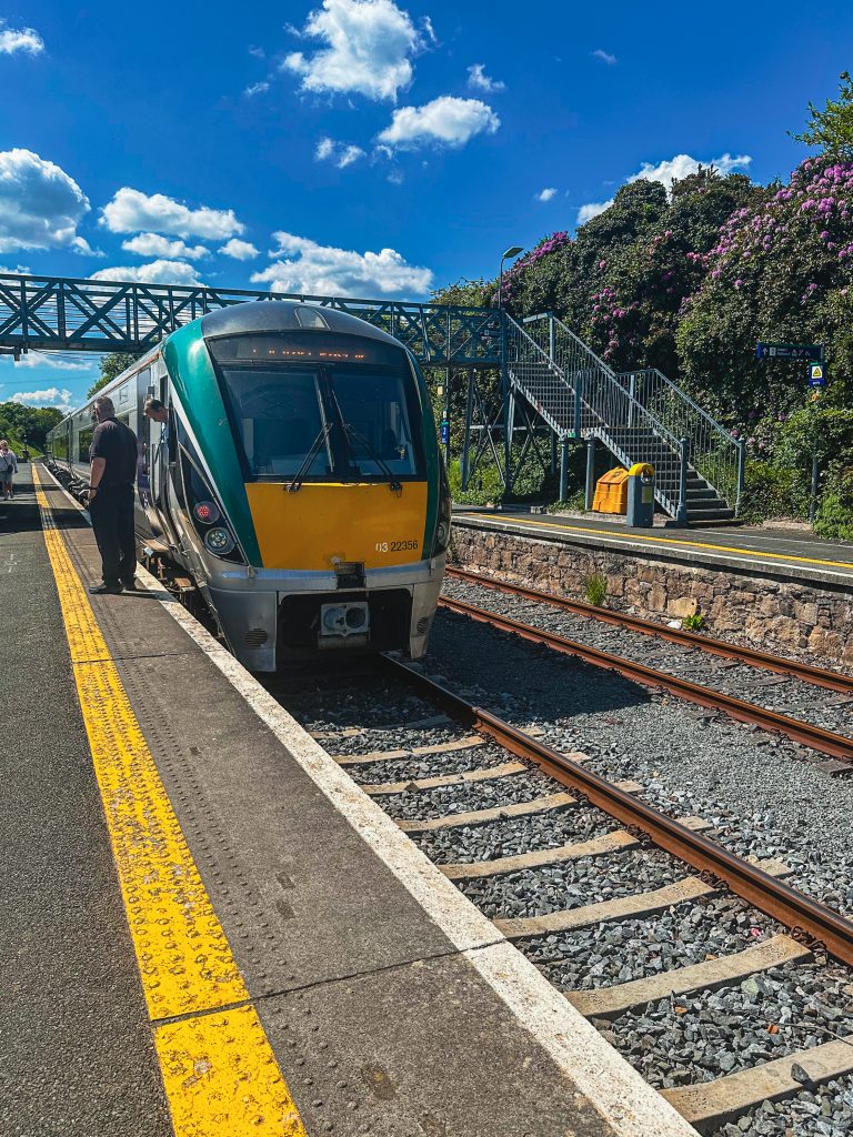 Der Zug nach Wicklow, das gesamte Streckennetz in irland besteht aus Dieselzügen, bis auf ein S-Bahn ähnliches System in Dublin