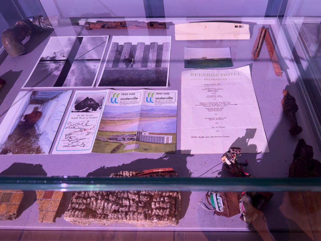 Relikte eines aufgegeben Freizeit Hotels, für mich das einzig interessante Austellungstück im Literatur Muesum von Dublin. Leider scheint es bei den anderen Besuchern gar kein Interesse zu wecken. ignorante elitäre Bücherwürme! >:(