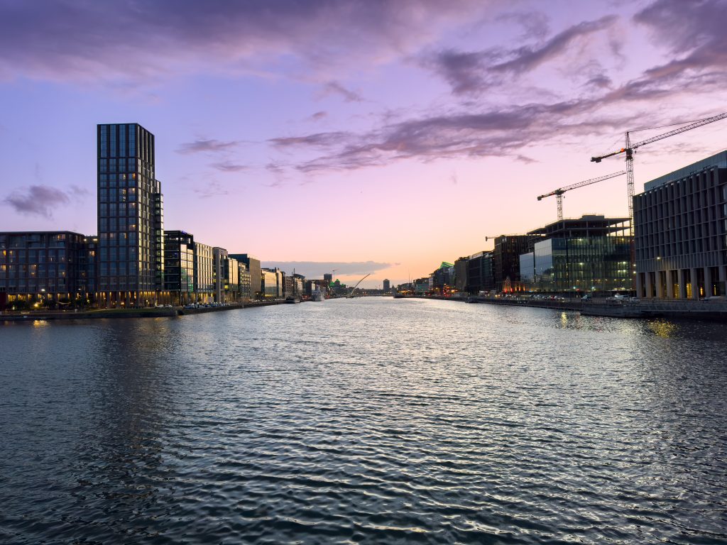 Die Liffey mit Blick ins Landesinnere