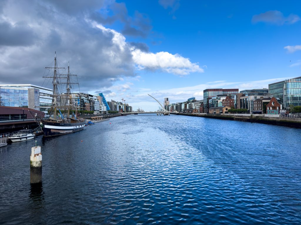Die Liffey die Dublin durchfließt mit Blick in Richtung Hafen